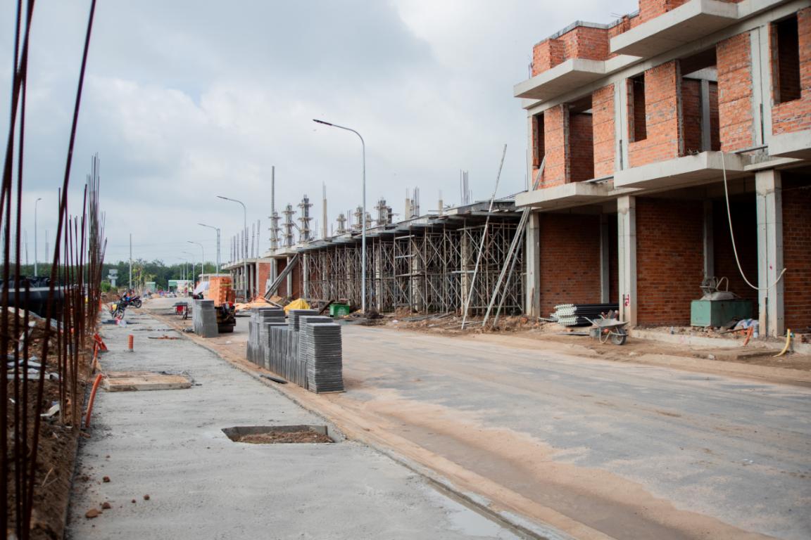 Các hạng mục hạ tầng kỹ thuật như vỉa hè, hệ thống đèn chiếu sáng cũng đang dần hoàn thiện