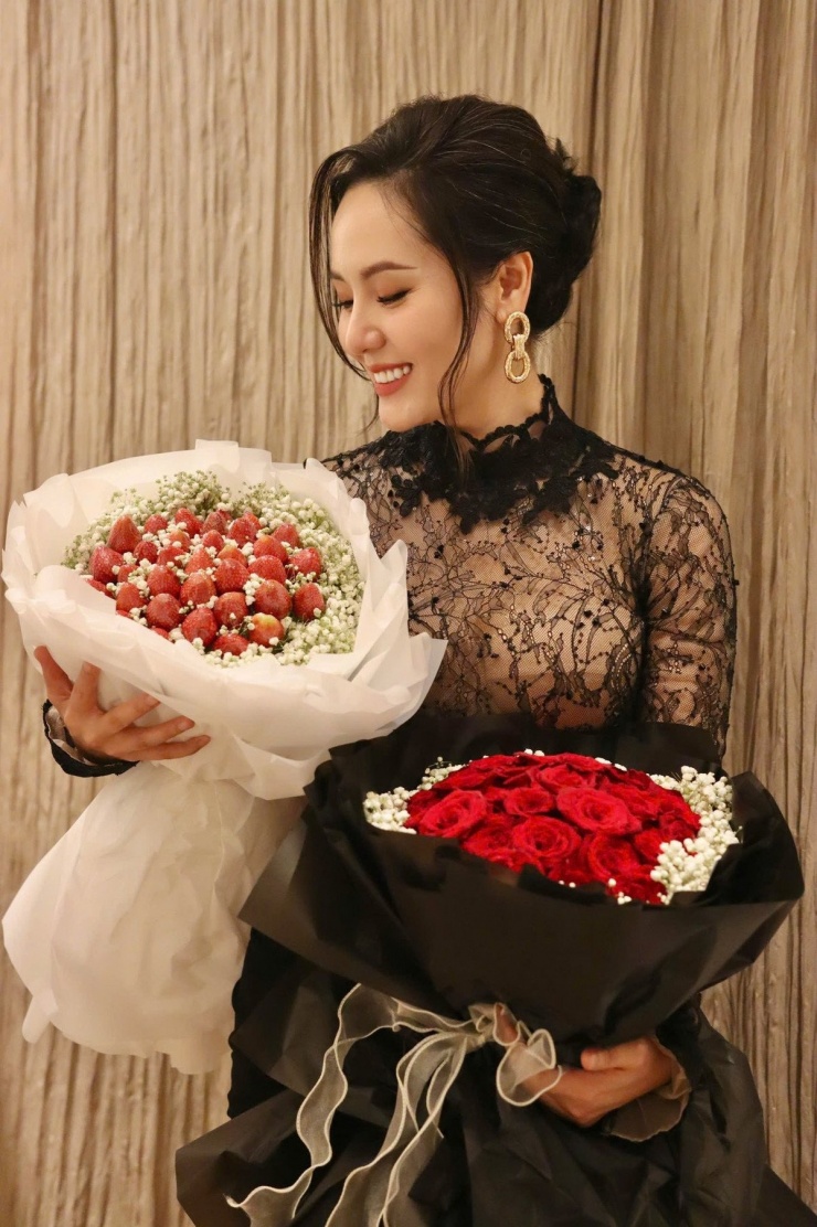 Trong một đêm nhạc mới đây, Phương Linh thu hút mọi ánh nhìn khi diện chiếc váy xuyên thấu ôm sát cơ thể, phô diễn trọn vẹn hình thể nuột nà.