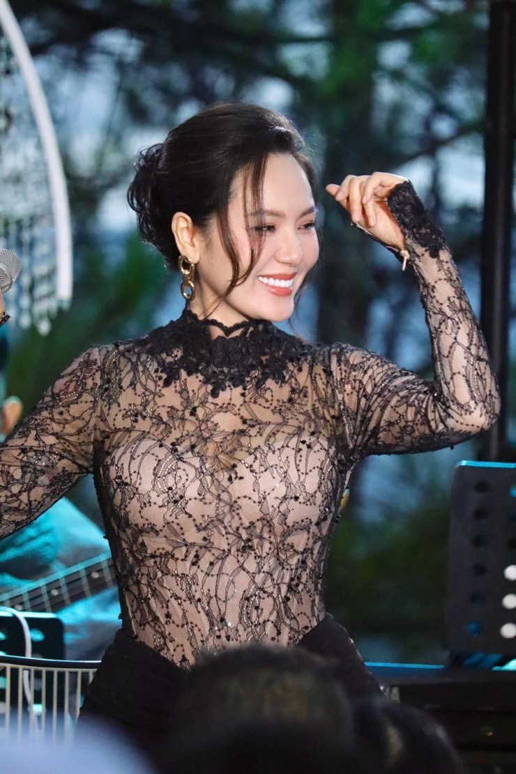 Nữ ca sĩ tự tin diện trang phục xuyên thấu, đầy quyến rũ trên sân khấu.