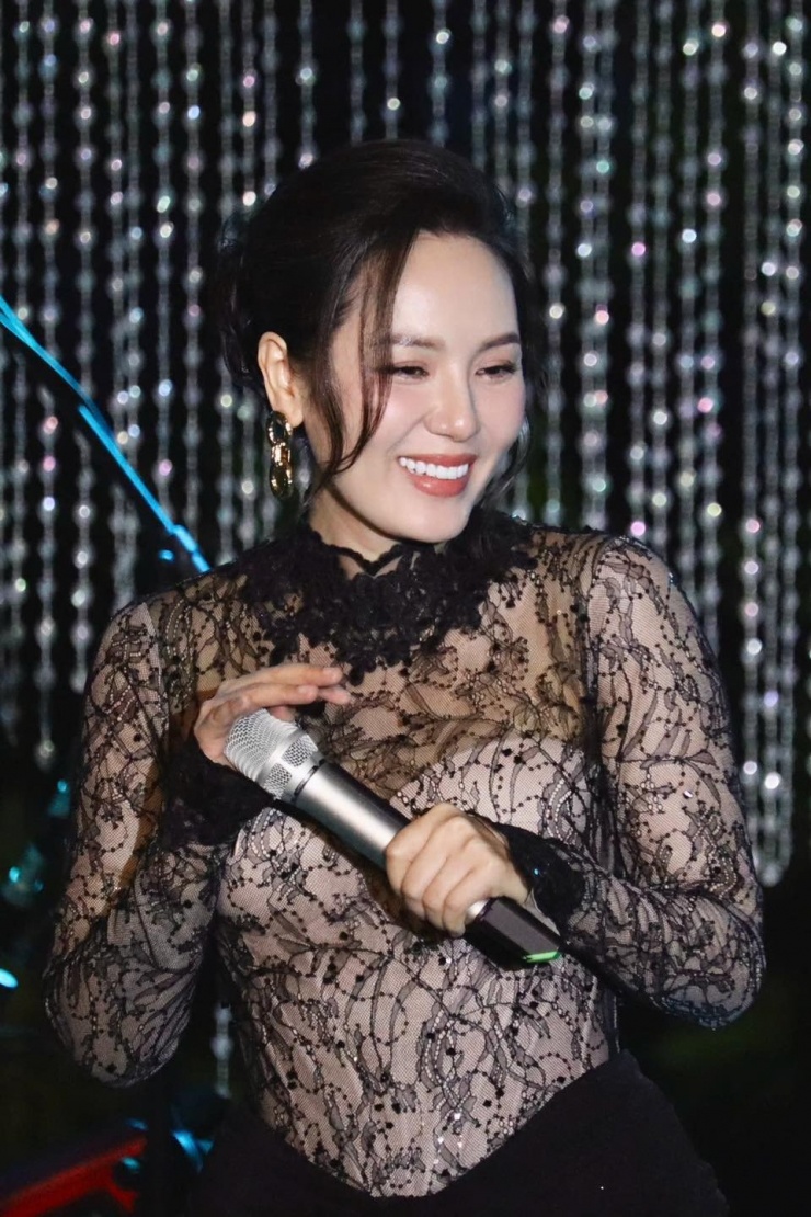 Người đẹp quê Thanh Hóa cũng thường xuyên diện những trang phục quyến rũ, khoe khéo sắc vóc.