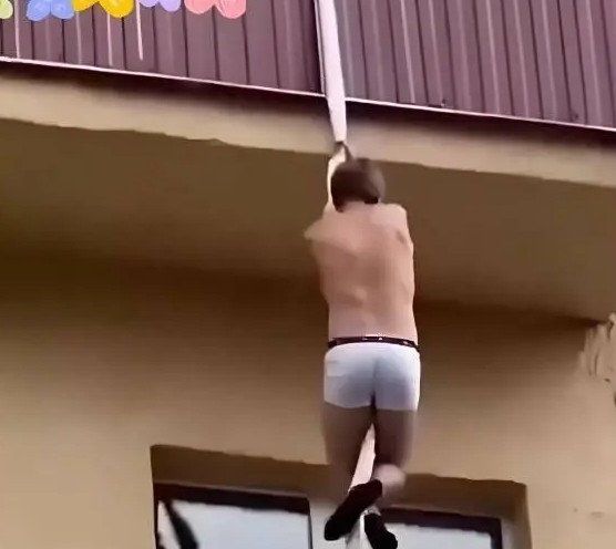 Người đàn ông tẩu thoát khỏi nhà nhân tình. Ảnh: Sohu
