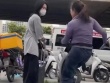 Hà Nội: Công an xác minh cô gái trẻ bị người phụ nữ bán trà đá xua đuổi tại Bến xe Mỹ Đình