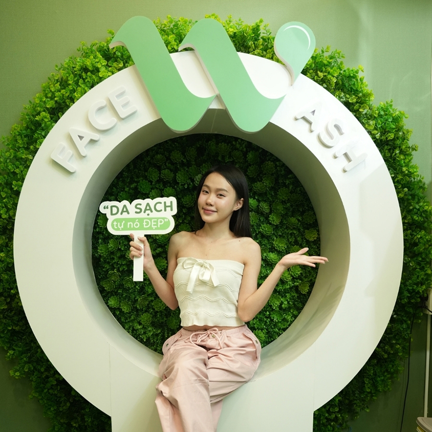 Khách hàng chụp ảnh tại booth check-in cùng hashtag slogan