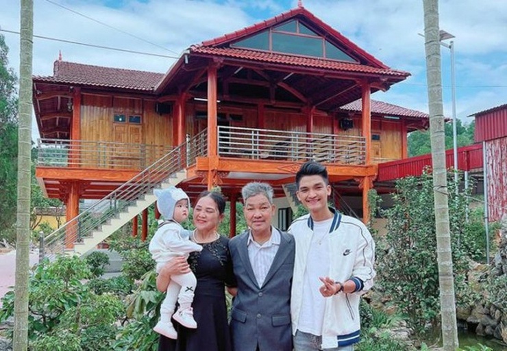 Mạc Văn Khoa và bố mẹ.