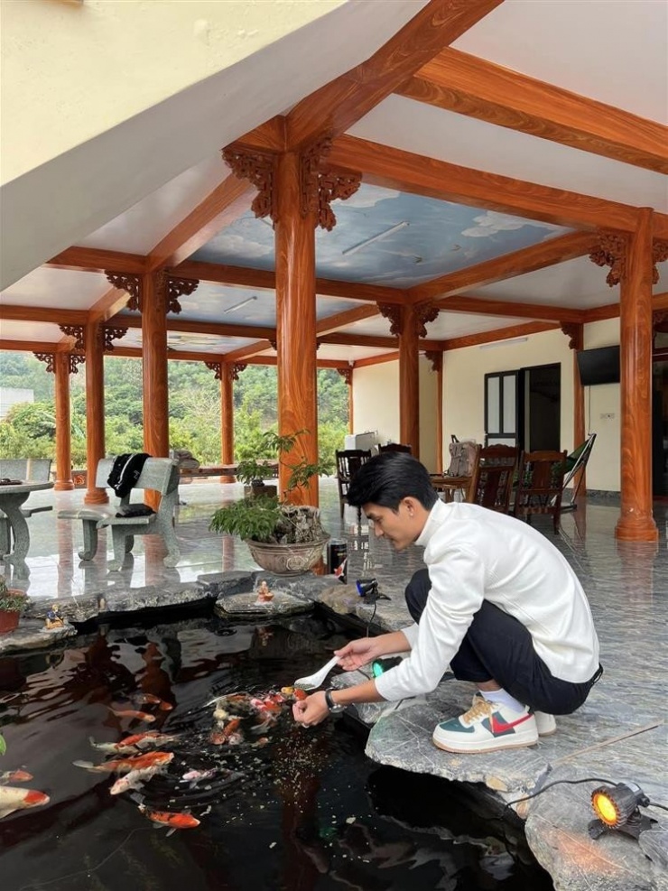 Mạc Văn Khoa bên hồ cá koi.