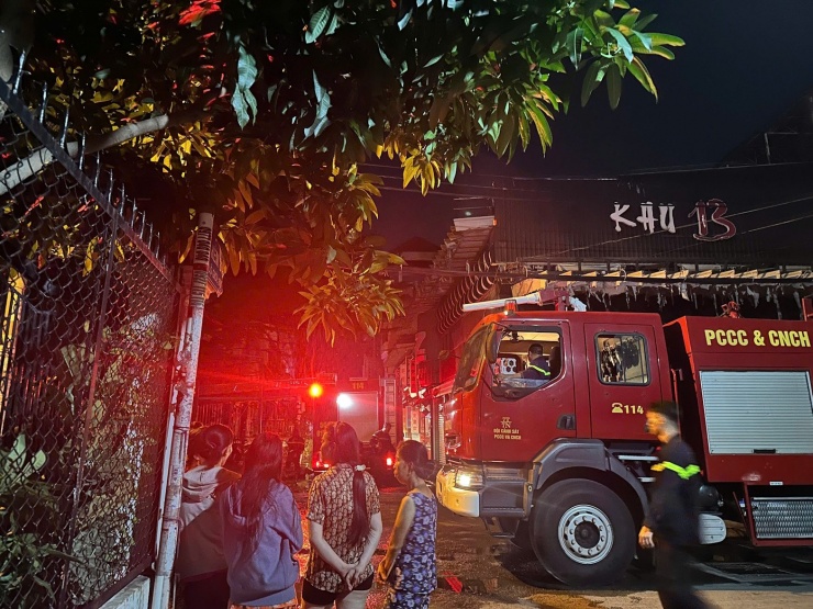 Bên trong hiện trường vụ cháy 8 người tử vong: Ô tô trơ khung, cửa sắt biến dạng - 4