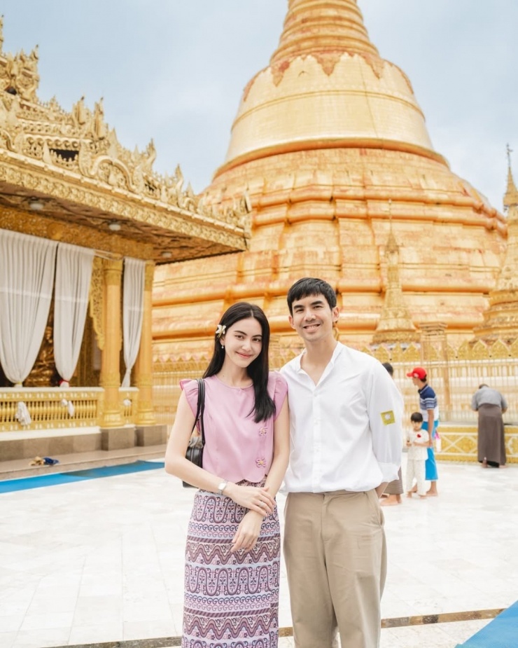 Đôi uyên ương nhận hơn nửa triệu lượt thích trong ảnh đi chùa ở Bangkok. Ter Chantavit diện đơn giản với sơ mi trắng, quần kaki. Mai Davika phối áo cánh tiên với sarong - trang phục truyền thống của người Thái.