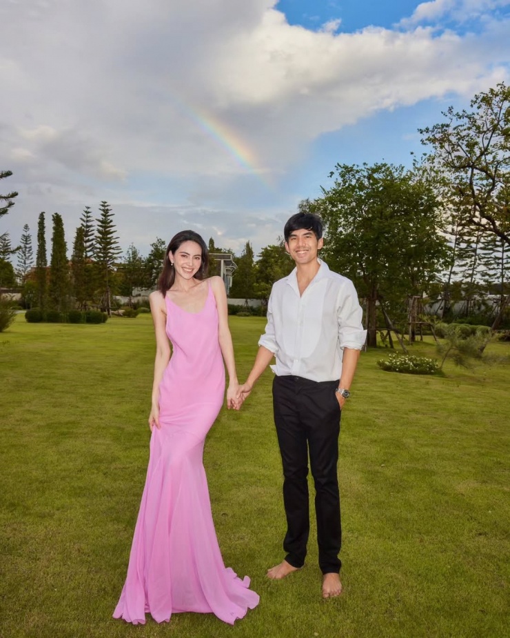 Tài tử Thái tiếp tục phối sơ mi trắng với quần Tây khi sánh đôi bạn gái ở tiệc kỷ niệm sáu năm hẹn hò, tháng 11 năm ngoái. Mai Davika lăng xê đầm hồng trơn dài quét đất, tiết chế phụ kiện.
