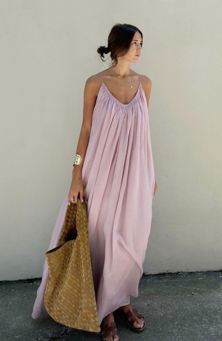 Váy maxi, túi tote hoặc hobo là một trong những bộ cánh phù hợp với mọi dáng người. Bạn có thể mặc chúng khi đi cà phê, đi biển. Để tránh luộm thuộm, hãy dùng dép đế bánh mì hoặc dép có gót 5 cm.