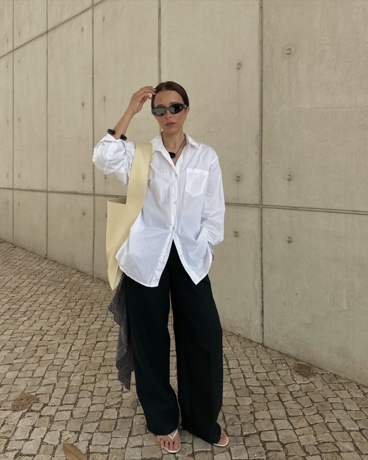 Công thức gồm sơ mi oversized, quần ống rộng, dép xỏ ngón dành cho các cô gái công sở. Bạn có thể hoàn thiện diện mạo bằng cách đeo dây chuyền mảnh, xách túi tote da mềm.