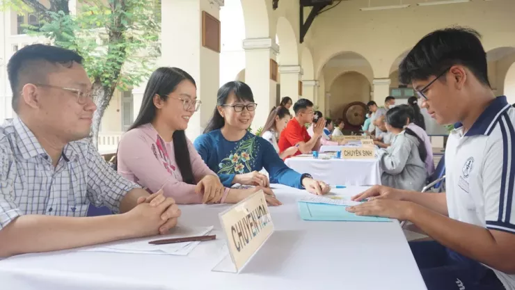 Học sinh đến nộp hồ sơ nhập học tại Trường THPT chuyên Lê Hồng Phong, phường Chợ Quán. Ảnh: NGUYỄN QUYÊN