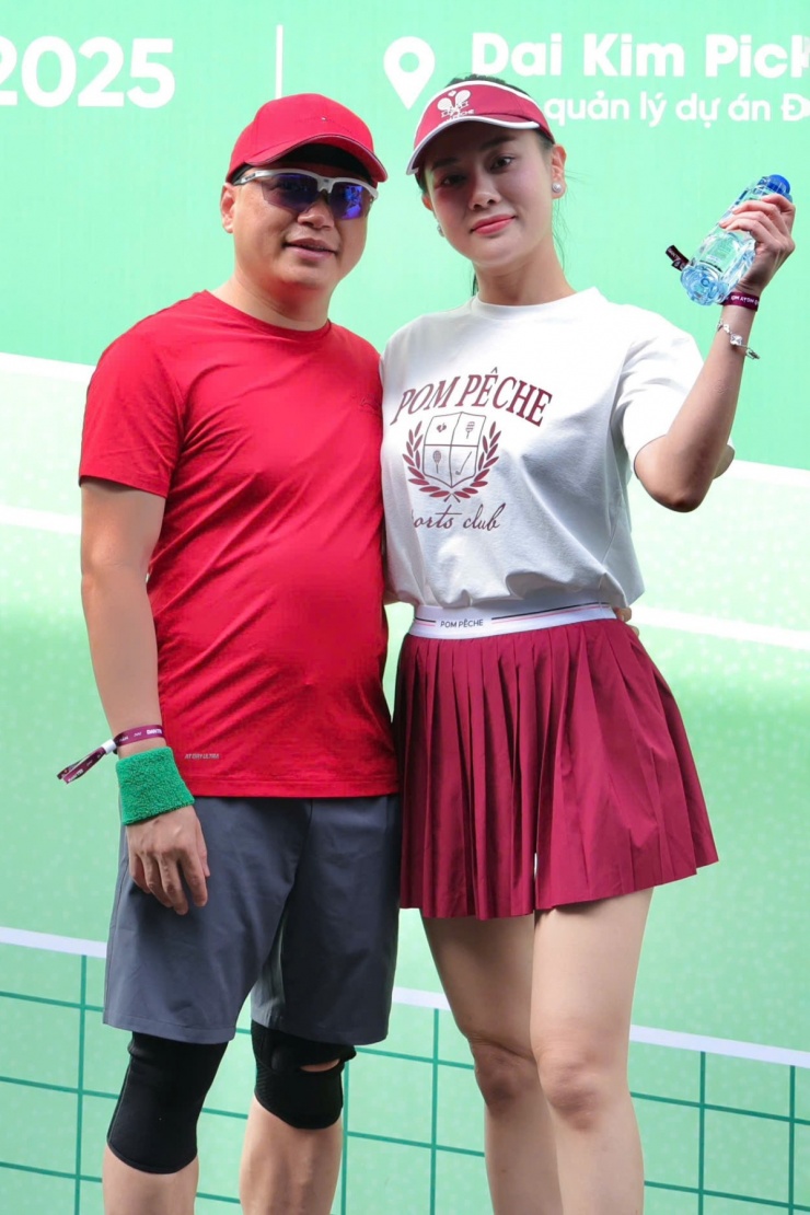 Hôm 6/7, Phương Oanh cùng ông xã Shark Bình tham dự một giải đấu Pickleball. Bà mẹ hai con trẻ trung bên chồng khi diện set đồ gồm áo thun và chân váy ngắn. Trang phục giúp Phương Oanh tôn vóc dáng cùng đôi chân thon.