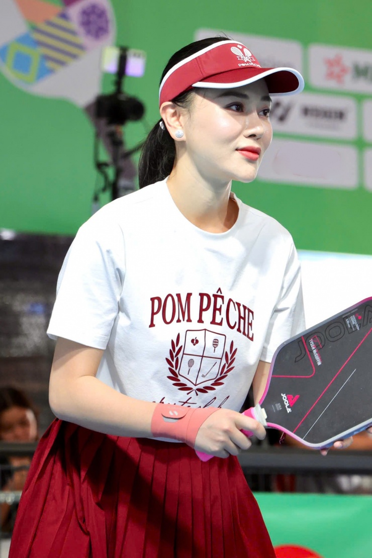 Lần đầu tham dự giải đấu pickleball chuyên nghiệp, Phương Oanh cho biết cô thấy háo hức. Vốn mê thời trang, người đẹp đầu tư nghiêm túc cho diện mạo khi xuất hiện.