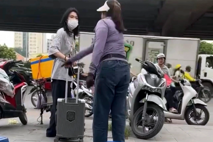 Người phụ nữ có hành vi đá vào vali của cô gái. Ảnh cắt từ clip.