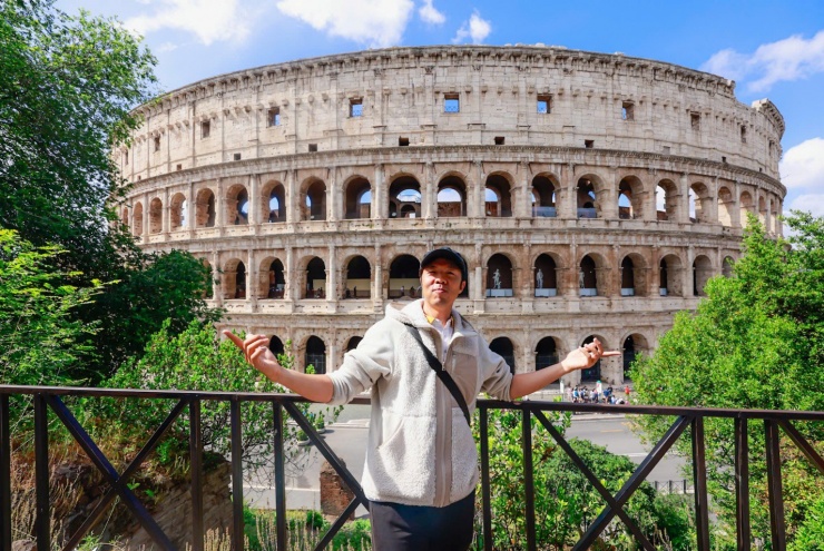 "Check-in"&nbsp;bên ngoài đấu trường Colosseum.