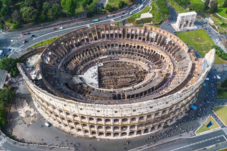 Đấu trường Colosseum nhìn từ trên cao. Đây là địa điểm du lịch nổi tiếng của Rome, được du khách quốc tế yêu thích.