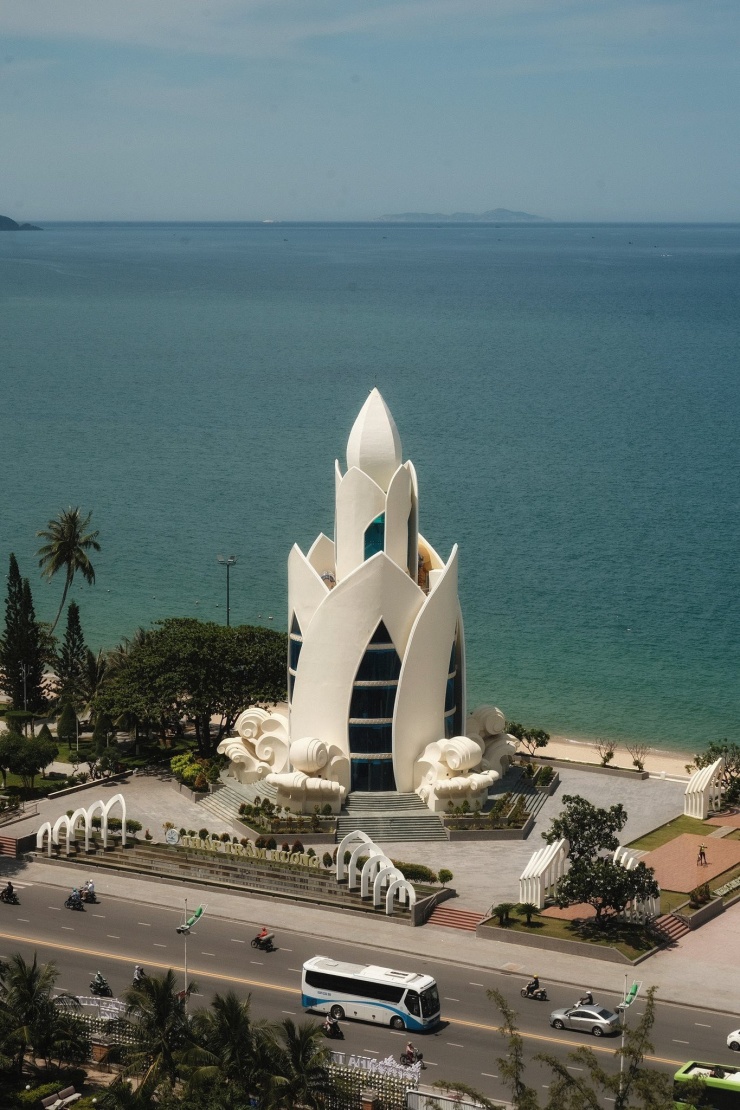 Xa xa là tháp Trầm Hương.