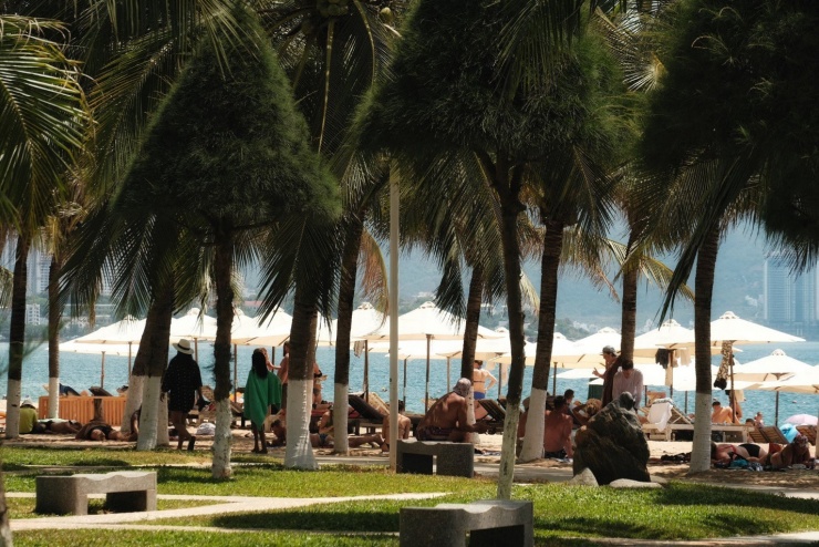 Nha Trang đón nhiều du khách ghé tham quan, nghỉ dưỡng.