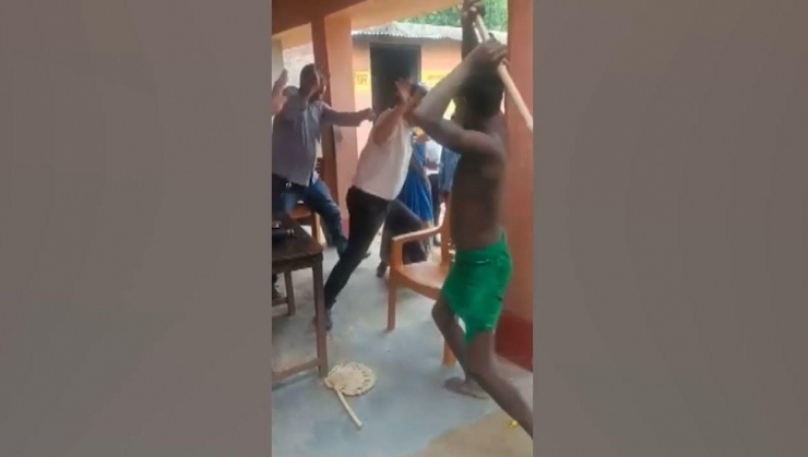 Người cha cầm gậy tấn công giáo viên.