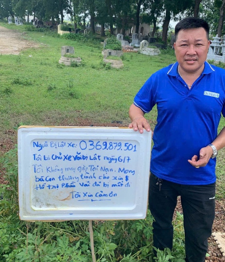 Anh Bùi Tuấn Lanh dựng biển xin lại phần vải đã mất.&nbsp;