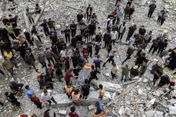 Tìm kiếm nạn nhân sau một cuộc không kích ở trại tị nạn Jabalia (phía bắc Dải Gaza) ngày 15-5. Ảnh: THE NEW YORK TIMES