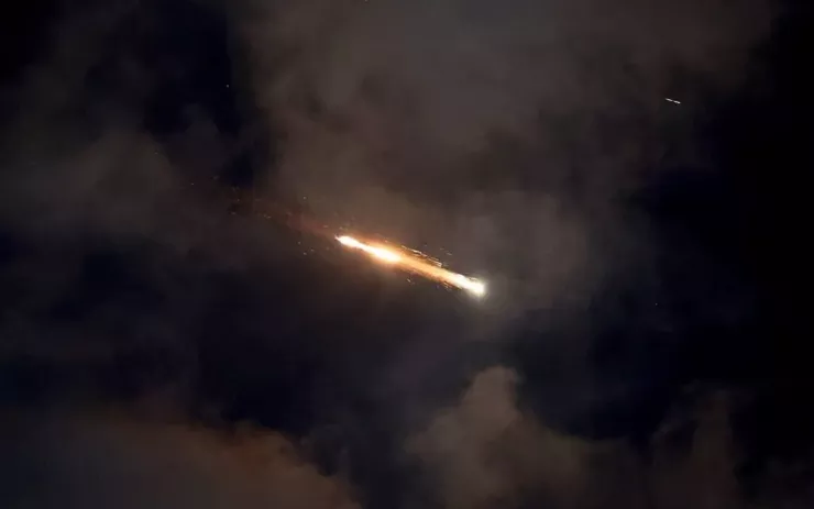 Vệt tên lửa trên bầu trời TP Netanya (Israel) trong đợt tập kích của Iran ngày 21-6, trong khuôn khổ chiến dịch "Sư tử trỗi dậy". Ảnh: Jack Guez/AFP