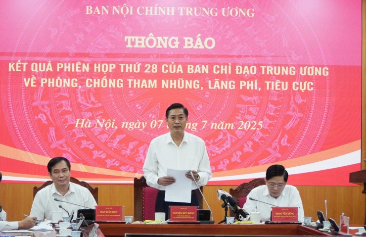 Ông Nguyễn Hữu Đông, Phó Trưởng Ban Nội chính Trung ương, trả lời báo chí tại buổi thông báo. Ảnh: XUÂN NGUYỄN