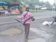 Đang đi dạo, bất ngờ thấy cảnh tượng "nổi da gà"