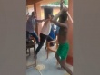 Con bị mắng vì không làm bài tập, cha mẹ vác gậy đánh giáo viên