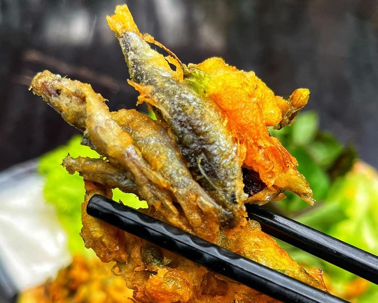 “Thường cá linh ngoài tự nhiên phải tầm tháng 8 mới có. Năm nay, tháng 5 tôi đã thấy cá linh được bán rồi. Cá linh đang bán trên thị trường là cá linh nuôi”, chị Như cho hay.
