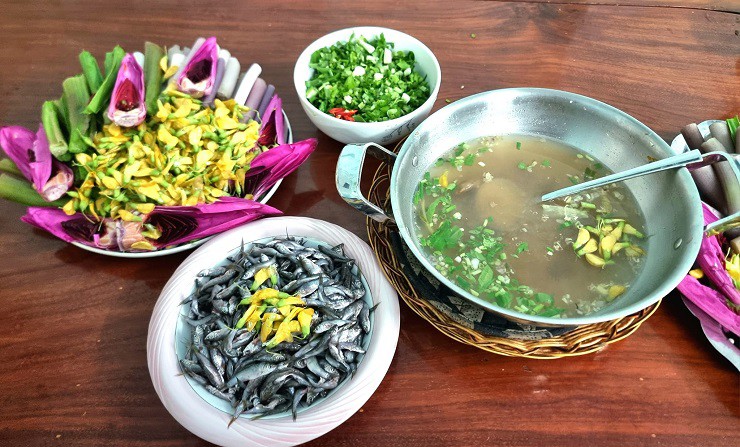 Cá linh có thể chế biến được rất nhiều món ngon như: Lẩu cá linh bông điên điển, cá linh chiên giòn chấm mắm me, cá linh nhúng giấm, cá linh kho tiêu…
