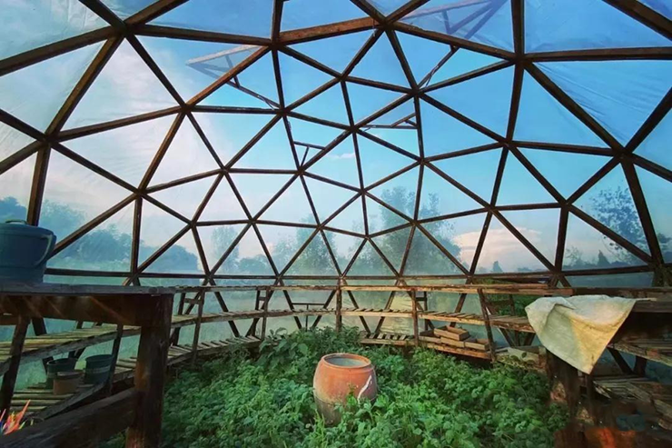 Từ thực phẩm đến đồ dùng sinh hoạt như sữa tắm, kem đánh răng hay trà thảo mộc – tất cả đều do hai vợ chồng tự tay làm từ nguyên liệu thiên nhiên. Các sản phẩm này dùng không hết họ còn mang bán trên sàn thương mại điện tử, mang lại thu nhập khá.
