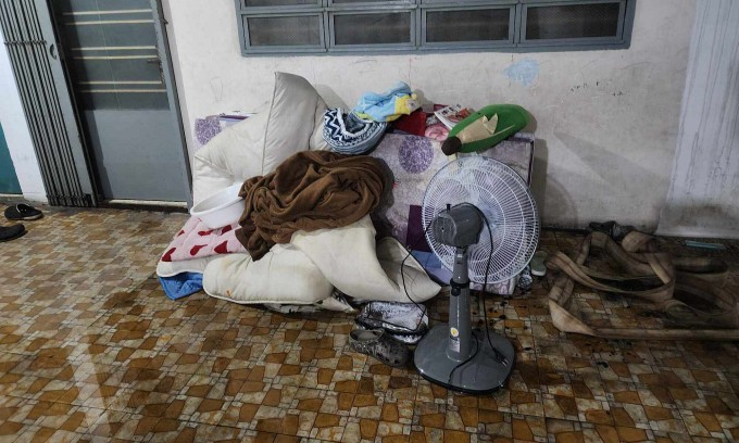 Nhiều đồ đạc được người dân di dời ra hành lang. Ảnh: Đình Văn