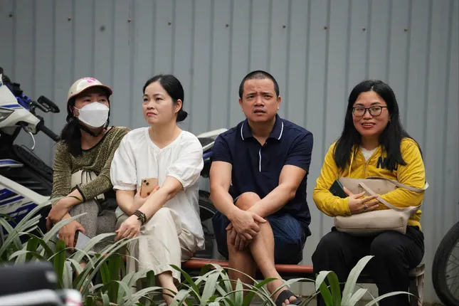 Nhiều phụ huynh chờ con đi thi. Ảnh: Hoàng Mạnh Thắng