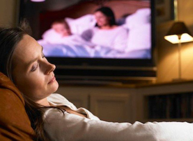 Bật TV khi ngủ, ánh sáng từ màn hình sẽ ức chế quá trình sản xuất melatonin. (Ảnh: ITN)