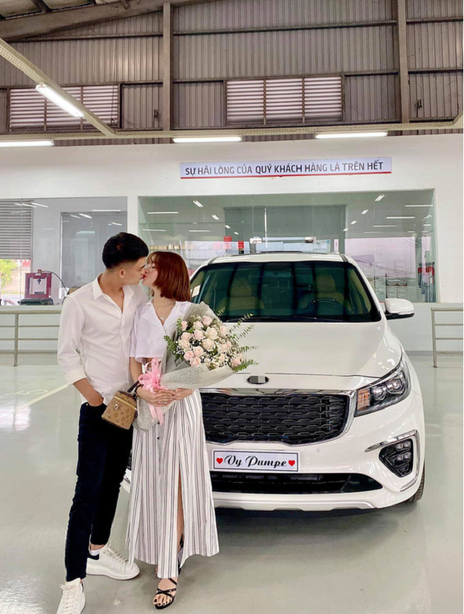 Anh từng mua tặng ô tô cho Thảo Vy vào dịp kỷ niệm 5 năm yêu nhau.