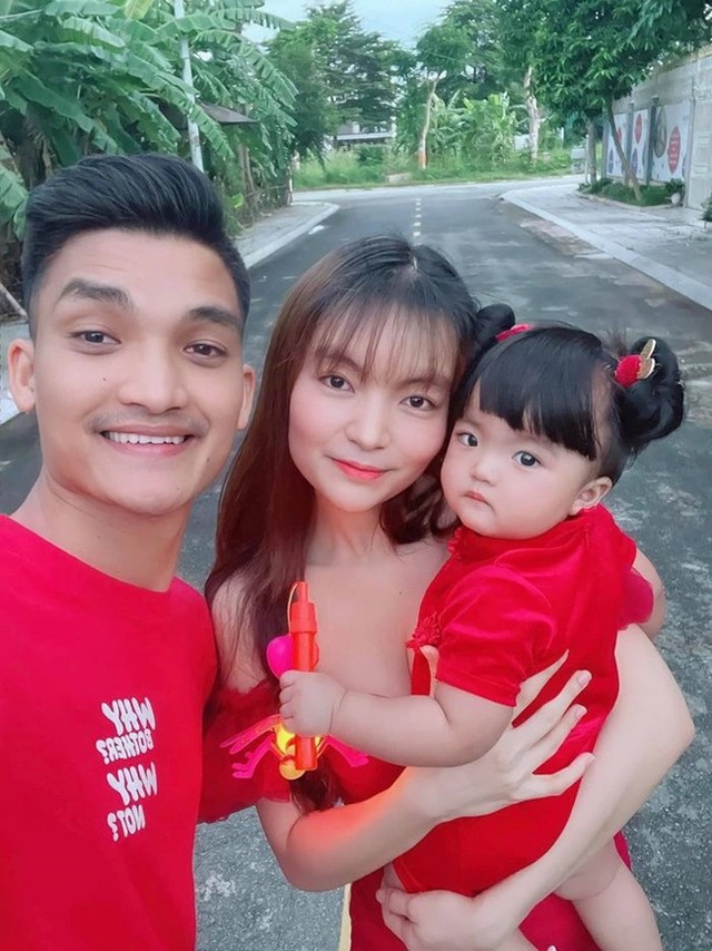 Mạc Văn Khoa có mái ấm hạnh phúc bên vợ và con gái.