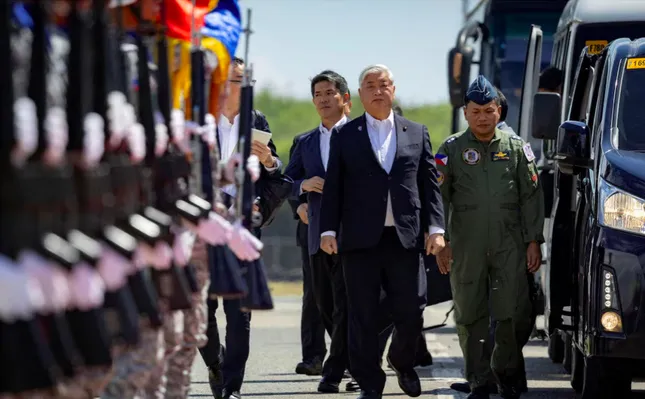Bộ trưởng Quốc phòng Nhật Bản Gen Nakatani trong chuyến thăm một căn cứ hải quân của Philippines ngày 23/2. (Ảnh: Reuters)