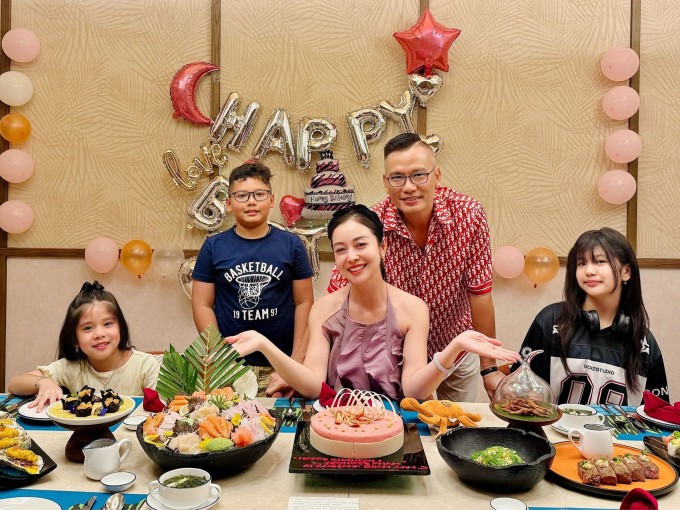 Ở tuổi 40 và sau 4 lần sinh nở, Jennifer Phạm vẫn được nhiều người khen gợi cảm, xinh đẹp và không có nhiều dấu hiệu tuổi tác. Hoa hậu có 4 người con: Bảo Nam (17 tuổi), Na (12 tuổi), Nu (9 tuổi) và Nấm (5 tuổi).