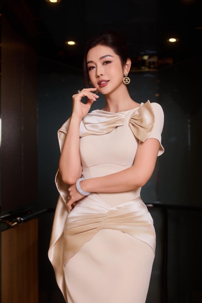Mỗi lần đi sự kiện, cô vẫn tự tin diện những bộ váy bó sát, xuyên thấu hoặc cắt xẻ để khoe lợi thế hình thể.