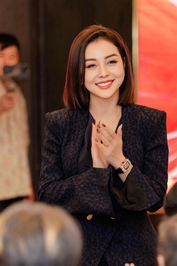 Ngoài hoạt động showbiz, Jennifer Phạm còn kinh doanh trong lĩnh vực làm đẹp. Mỗi khi xuất hiện với vai trò doanh nhân, cô thường diện đồ công sở với đồ vest, quần âu kết hợp áo sơ mi hoặc váy liền kín đáo để thể hiện sự trang trọng, lịch sự.