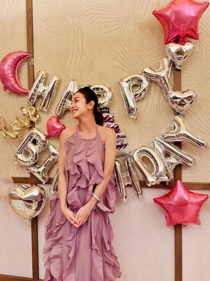 Người đẹp không chú ý nhiều sự thay đổi của số đo ba vòng nhưng tự thấy cơ thể không thay đổi quá nhiều, vẫn mặc vừa quần áo từ nhiều năm trước.