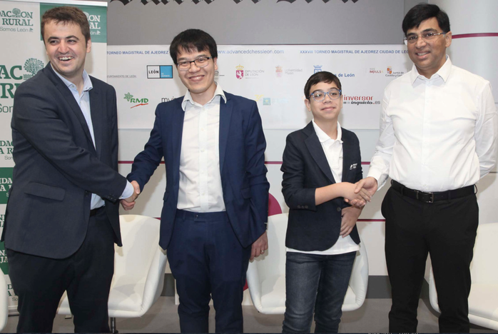 Lê Quang Liêm thắng Santos Latasa (bìa trái) và Anand Viswanathan (phải) tại Leon Masters 2025