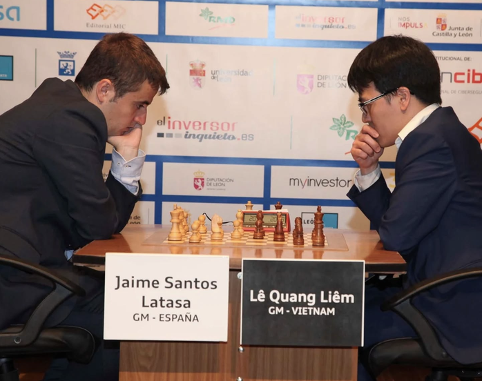 Lê Quang Liêm thắng Santos Latasa ở bán kết