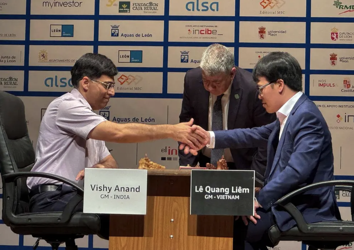 Anand bắt tay hòa Lê Quang Liêm ở ván cuối trận chung kết