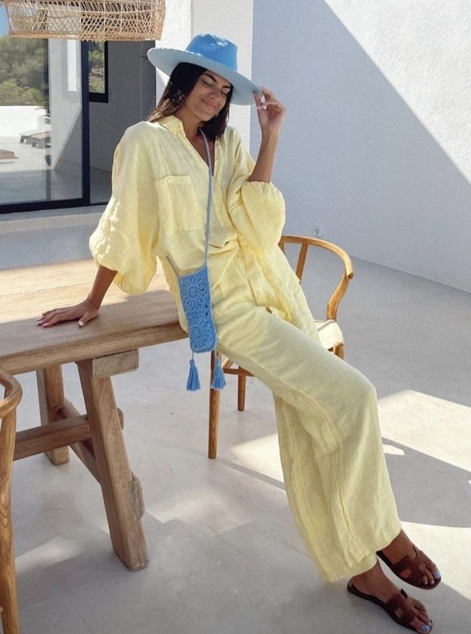 Một đôi dép bằng da và bộ quần áo linen theo phong cách Italy cũng giúp bạn trở nên thanh lịch. Hãy thêm mũ phớt, kính râm nhằm tạo nên vẻ ngoài cuốn hút.