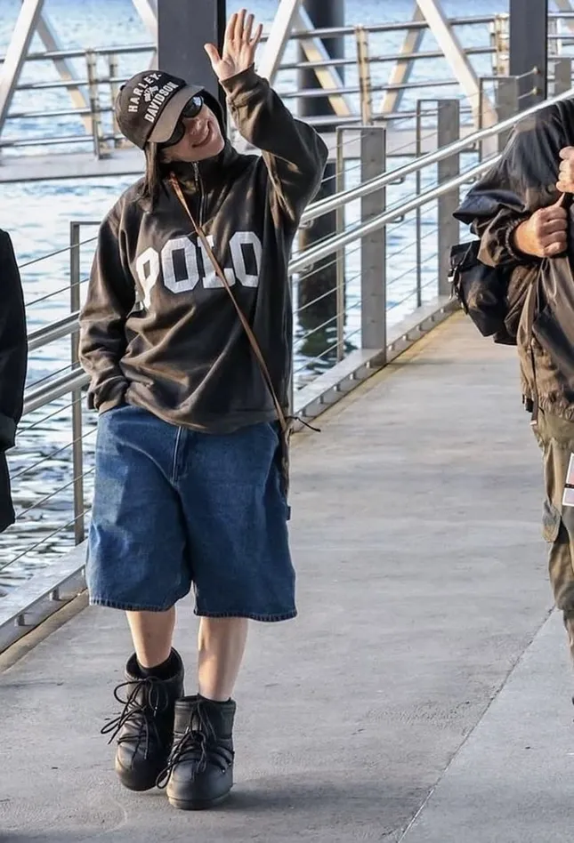 Quần jort là item thời trang yêu thích nhất của Billie Eilish.