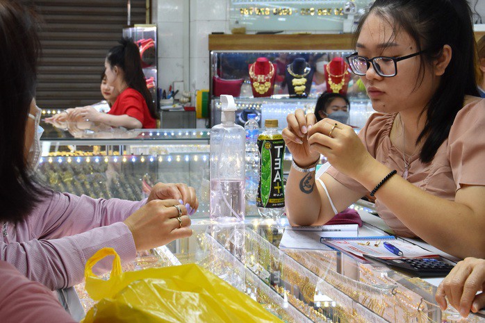 Giá vàng hôm nay vừa mở cửa đã giảm mạnh