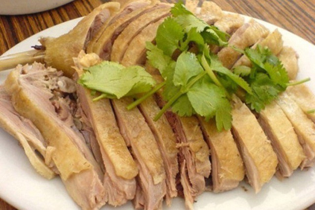Món vịt hấp gừng sả giữ được trọn vẹn vị ngọt tự nhiên của thịt vịt.