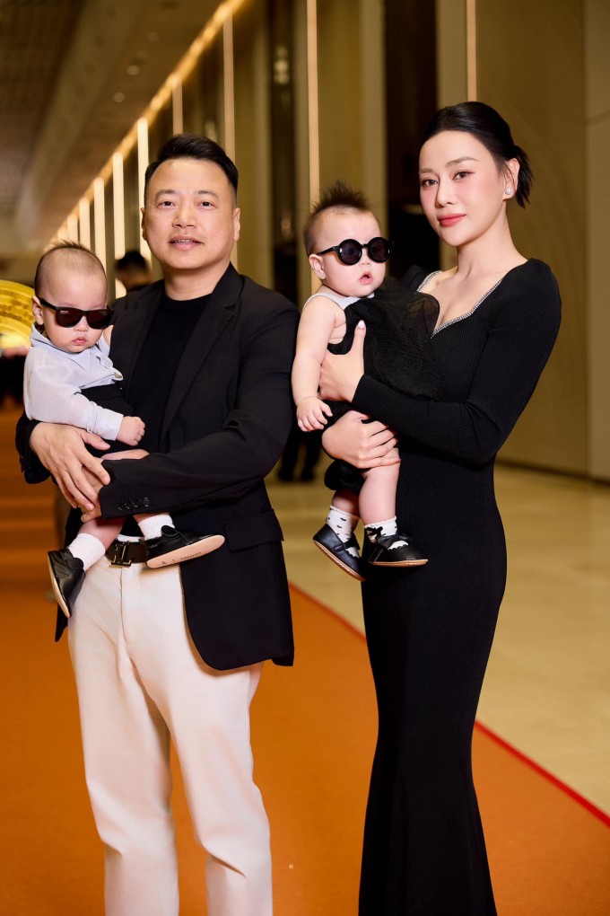 Vợ chồng Phương Oanh - Shark Bình và hai con Jimmy - Jenny tại gala Ngôi sao của năm 2024.